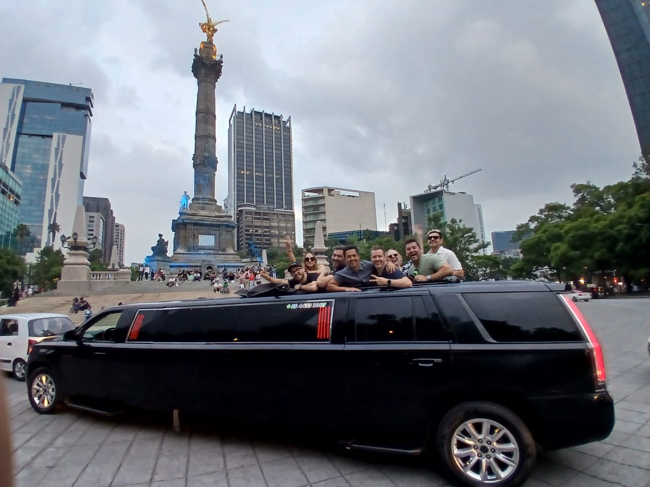 Limusina negra en el Ángel de la Independencia