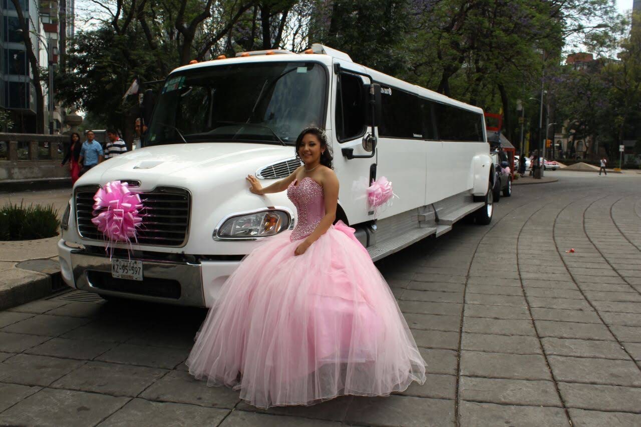 Quinceañera bajando de limusina
