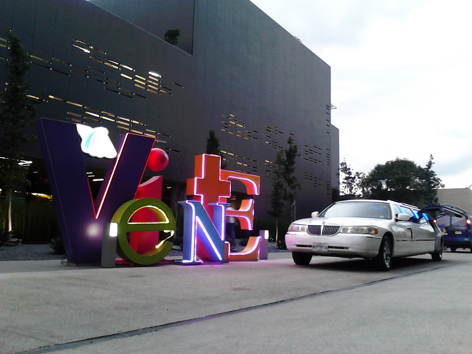 Limusina blanca frente a letrero love