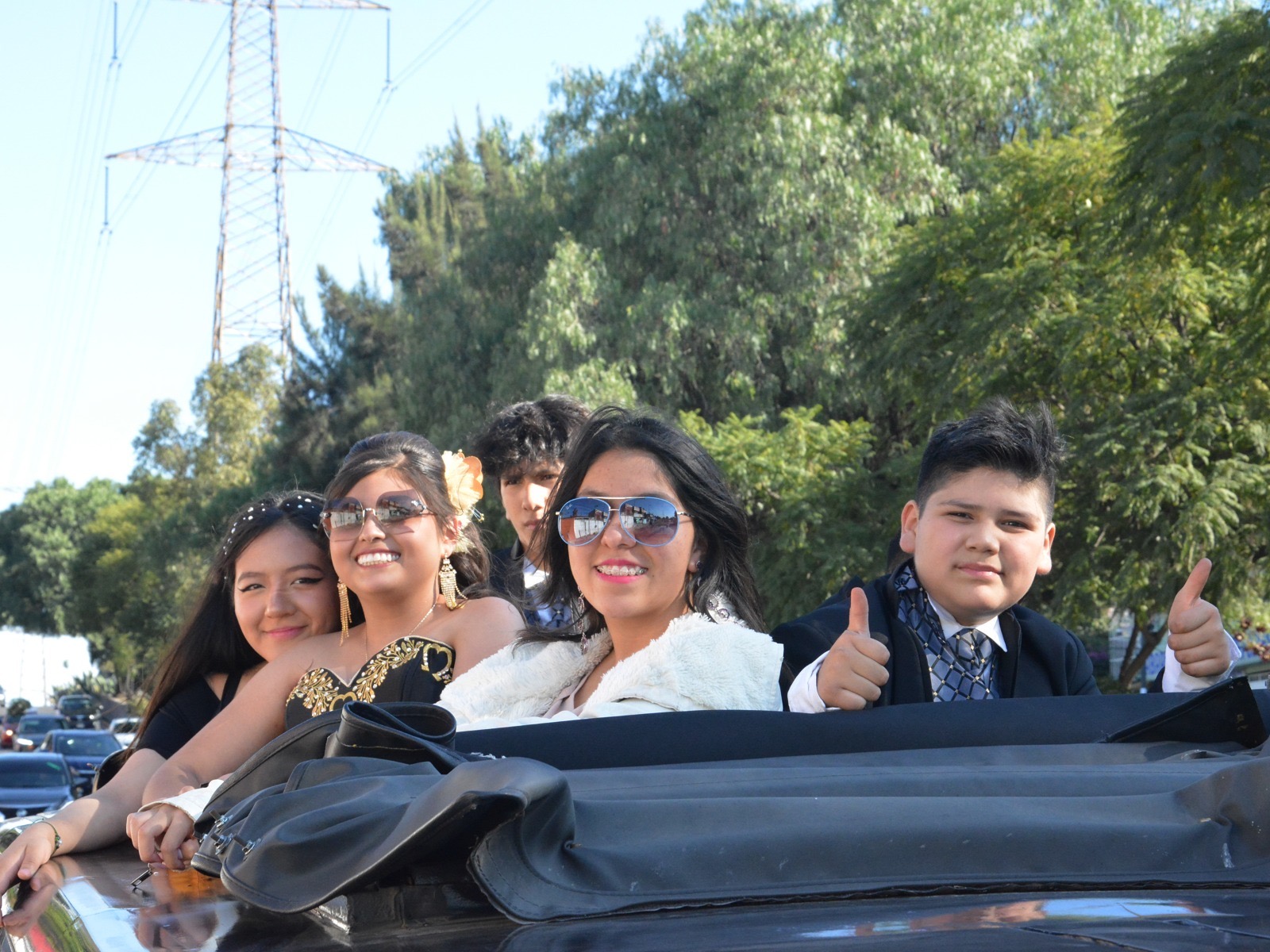 Pasajeros en vehículo descapotable