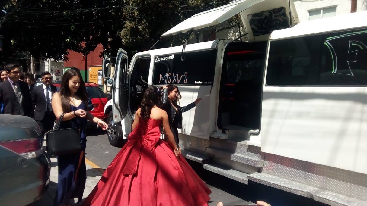 Limusina blanca con quinceañera de vestido rosa